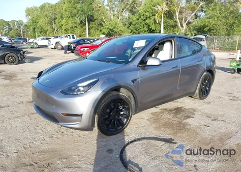 2025 Tesla Model Y Long Range Dual Motor All-Wheel Drive z USA, uszkodzony, nr VIN 7SAYGDEE8SA351818